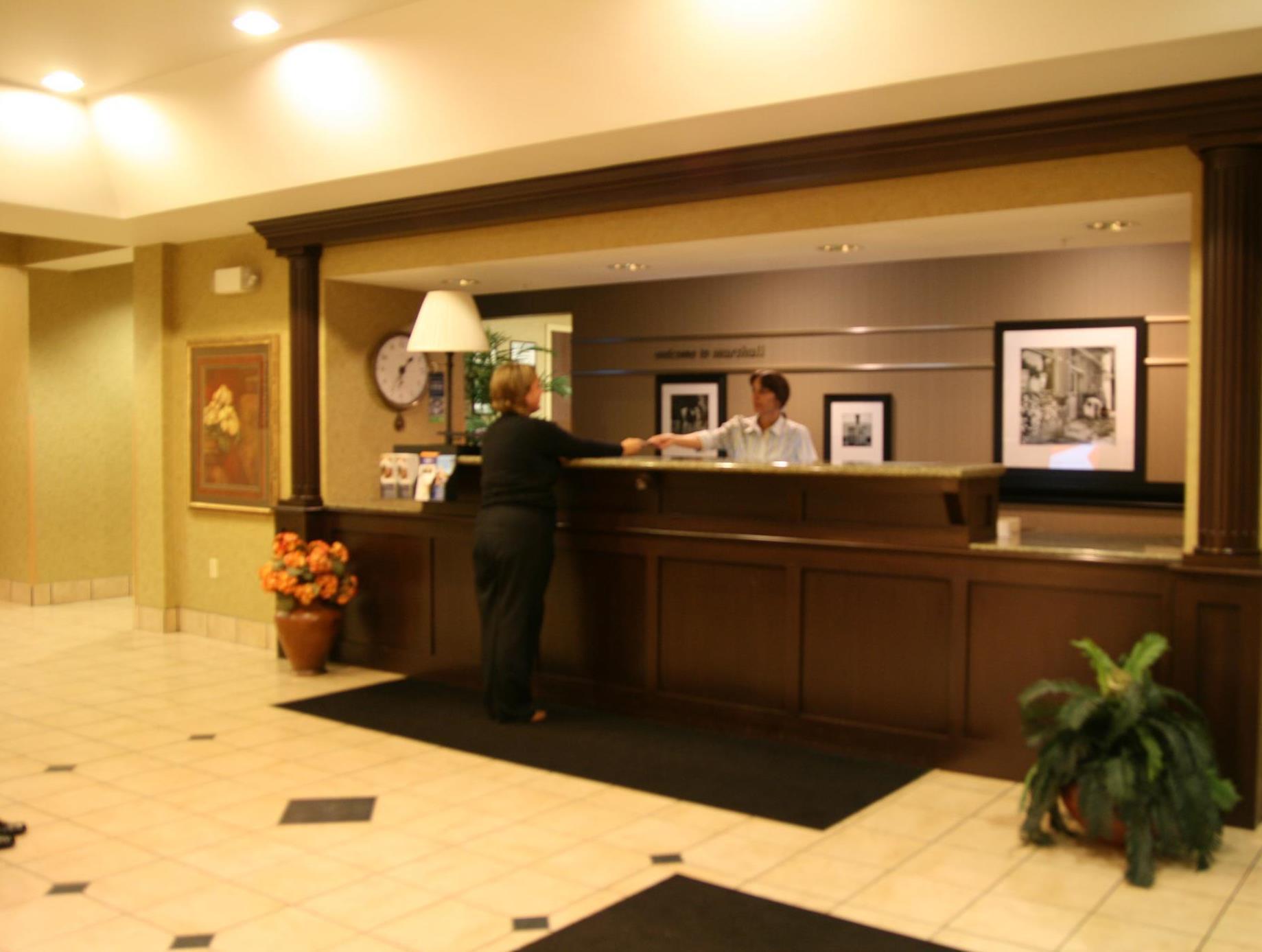 Hampton Inn Marshall Buitenkant foto